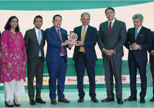 Federal Minister Climate Change Dr Musadik Malik giving OICCI Climate Champion Award 2026 to Nestlé Pakistan CEO Jason Avanceña and team at the 4th Pakistan Climate Conference.